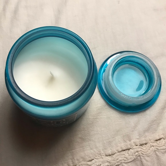 New! Pretty 14 oz. Blue Jar Candle - Picture 2 of 2